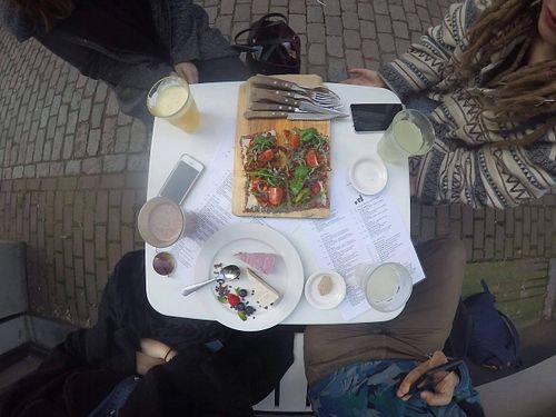 Pizza + cakes at eten vol leven in Antwerpen