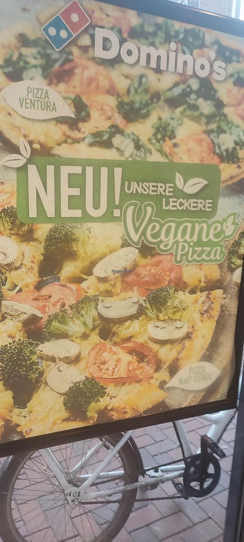 Werbung für vegane Pizza at Domino's Pizza in Buchholz