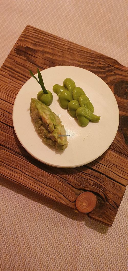 two types of avocado at Lackner Stubn in Lagundo