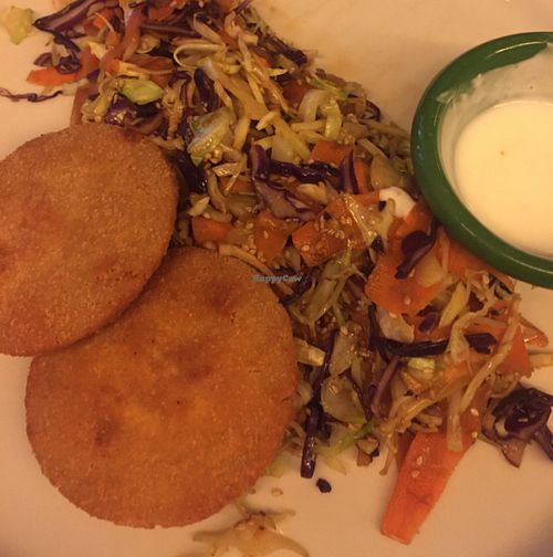 Fried chickpea patties with salad & joghurt at 5 e Cinque in Florence