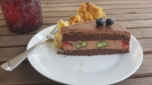 Vegane Schokobeerentorte und veganer Apfelstreusel vom Kietztörtchen. Beides sehr lecker! at Kieztörtchen in Dortmund