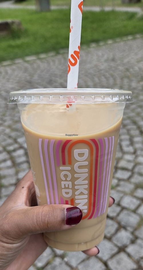 Iced caramel latte mit Alpro Hafermilch at Dunkin' in Dortmund