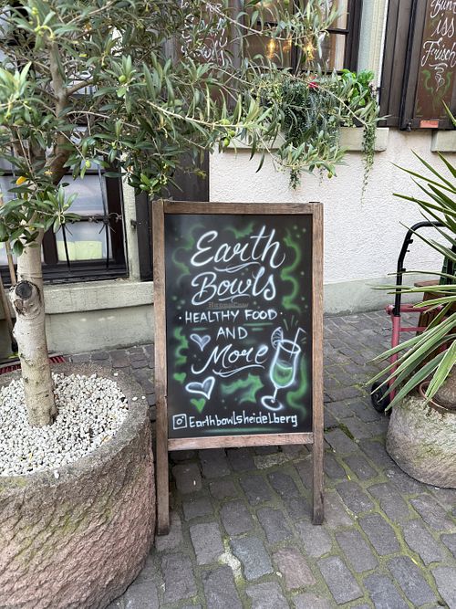 front  at Earth Bowls in Heidelberg
