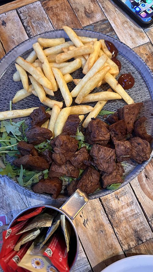 Appetiser of vegan skewers  at Rosso Verace in Alcamo