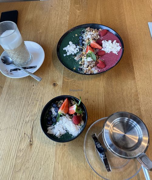 Spring smoothie bowl, Spirulina smoothie bowl, masala chai latte & cafe latte with oat milk  at Chez Anja in Lyssach
