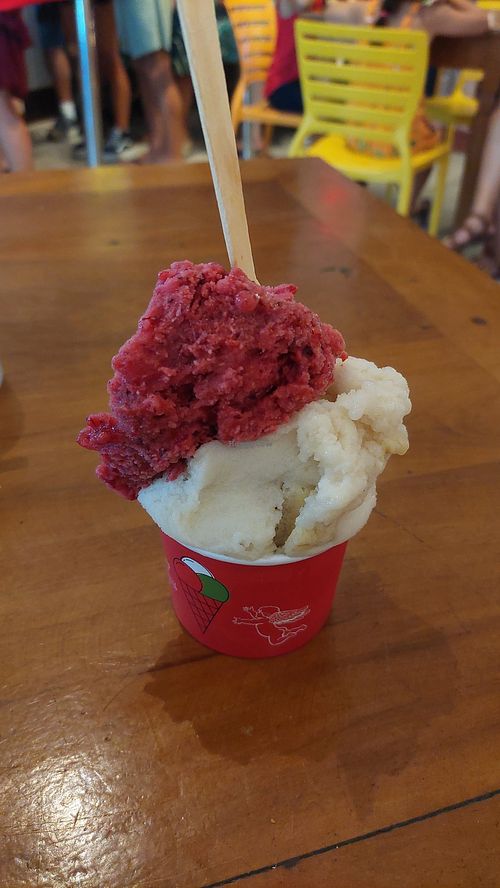 Amora e banana at Gelateria Miracolo in Paraty