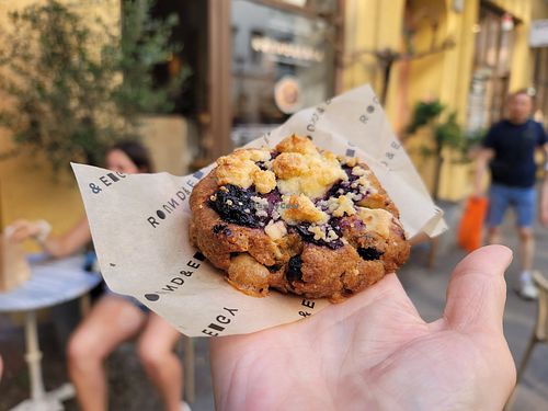 Blueberry streusel at Round & Edgy in Berlin