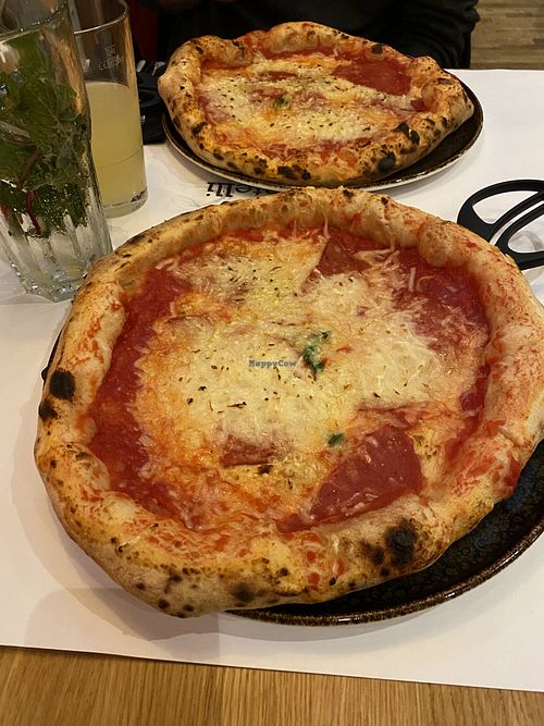 Vegane Salamipizzen  at hey.fratelli in Guetersloh