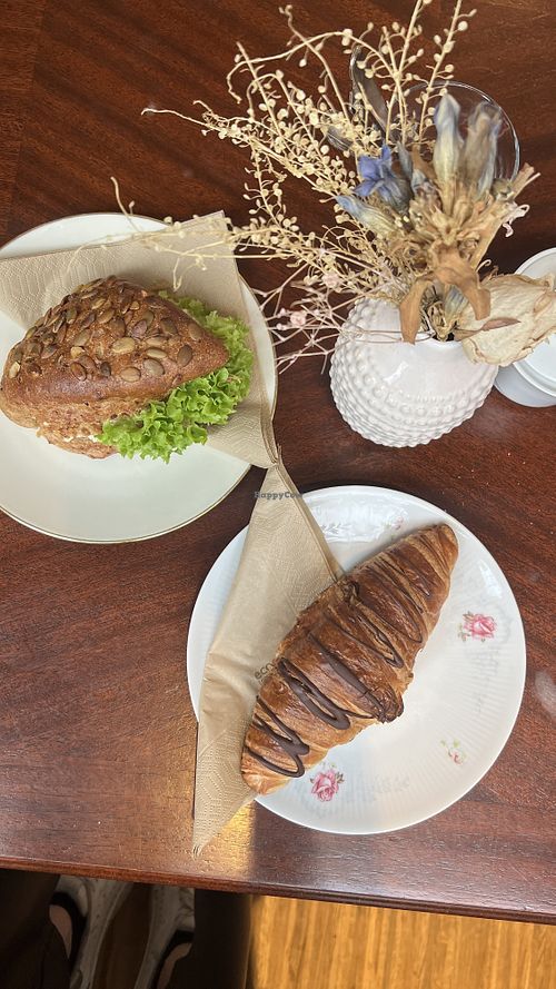 Early bird (with egg salad) and chocolate croissant  at Hempies - Händelstraße in Cologne