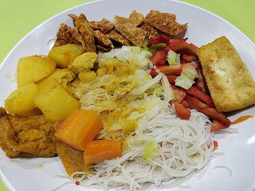 Economic bee hoon with curry vegetables at Sunny Vegetarian 爱新素食 in Central Singapore