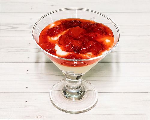 Manjar de coco com molho de morangos / 
Coconut Manjar with Strawberry Sauce at Vegan Details in Braga