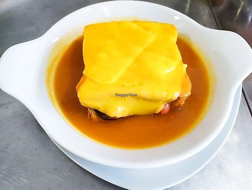 Francesinha com e sem gluten / Francesinha with and without gluten at Vegan Details in Braga