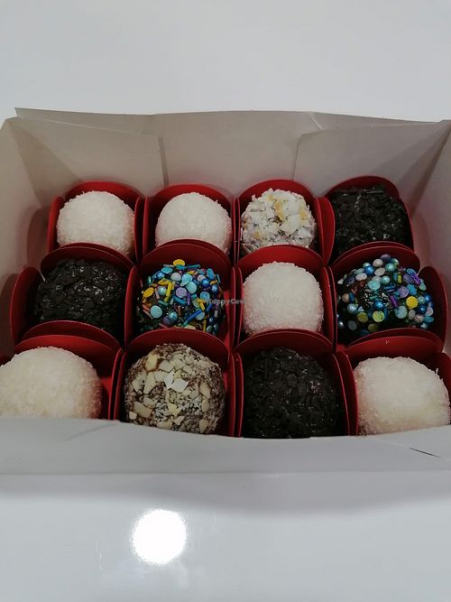 Sortidos de pastelaria / pastry assortments at Vegan Details in Braga