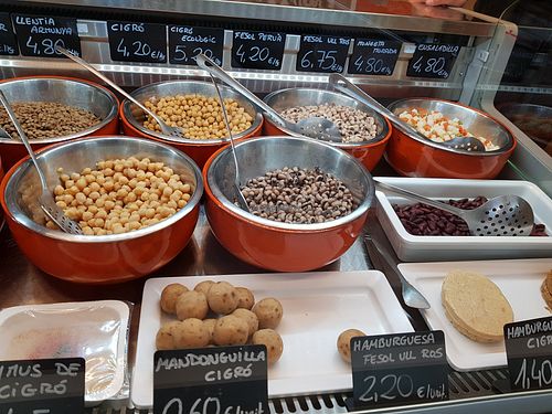 Prepared legumes and patties at Llegums Cuits Isar in Girona