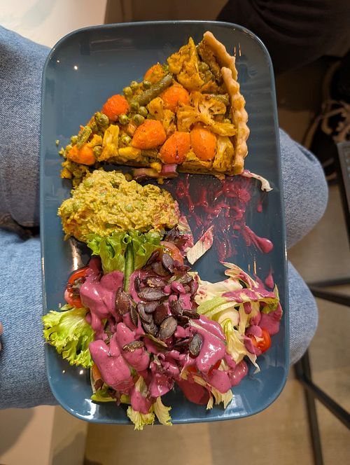 Vegane Quiche und Salat mit Sojajoghurt-Beeren Dressing at Häppjes & Klöterkraam in Rellingen