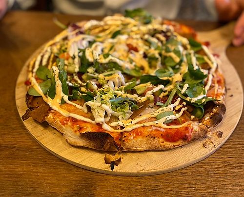 Kebab pizza at Veganska Ölbaren in Stockholm