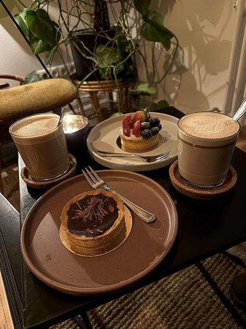 Ich hatte eine Schoko-Caramel Tartelettes, mein Freund eine Tartelettes aus fruits, wir beide hatten einen Latte Macchiato mit Hafer.   at Patisserie Madeleine in Hamburg