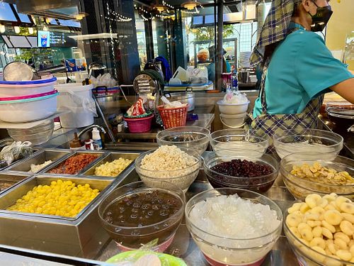 More toppings  at Cheng Sim Ei เช็งซิมอี๊ - Fashion Island in Bangkok