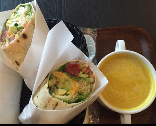 California bombshell with pumpkin and curry soup at The Earl in Tokyo