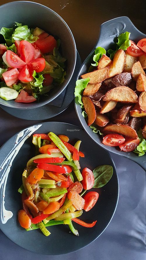 Sprzeno povrce, mjesana salata bez sira, krompiri at Lafayette in Prijedor