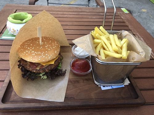 Der „Fresh Taste Burger“ mit Röstzwiebeln ist auch sehr zu empfehlen!  at Big Vegan in Wetzikon
