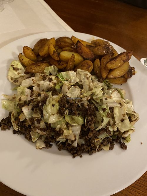 Kohl mit veganem Hack und Kartoffelspalten… würzig knackig und sehr gut gewürzt !  at Schaberger Bahnhof in Solingen