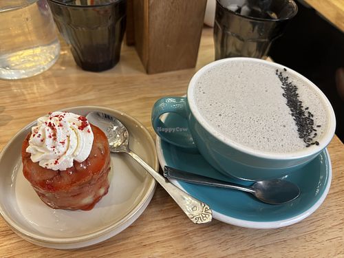 Muffin rhubarbe-fraise et latte sésame noir  at BRÛLÉ in Toulouse