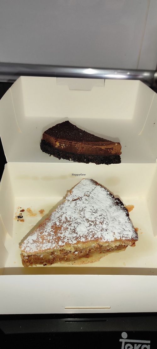 Tartas veganas de chocolate y de manzana at Crunchies in Valencia
