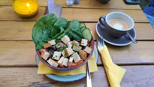 Reis-Bowl Tofu-Mushrooms und Cappuccino mit Hafermilch at Jeepney Café in Leipzig