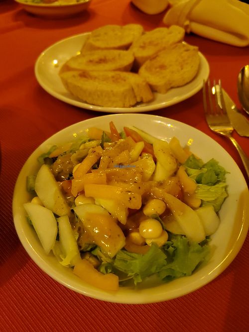 Side salad and garlic bread at Martinica in Manta
