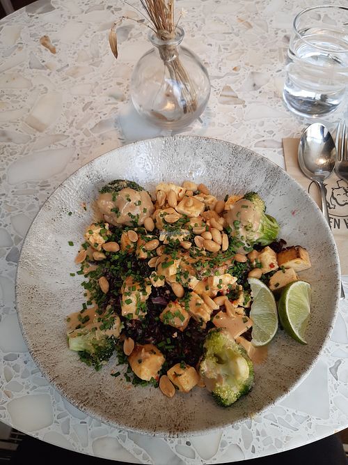 Tofu bowl with peanut sauce at Green Hippo - Töölö in Helsinki