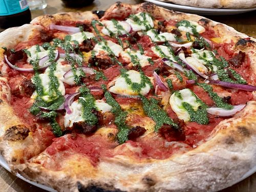 Pizza #10 (Gloria) - amazing!! 13,65€ sep/2024. Cashew nuts cheese, pesto, sundried tomato cream, onions, tomato sauce  at Mitoa Pizzeria in Barcelona