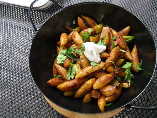 Fried finger-shaped potato dumplings with vegetables and vegan sour creme (Schupfnudel-Gemüse-Pfanne) at Rosinante in Brunnthal