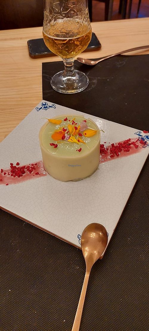 Vegan Dessert with pears, white chocolate and vermouth at Alium Tapería in Vigo