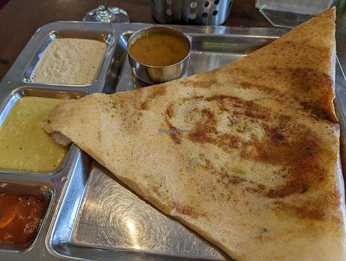 Wochenend Dosa mit scharfer Füllung und Saucen at Saravanaa Bhavan in Munich