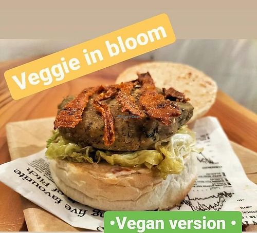 “Veggie in Bloom": burger di cicerchie, zucchine e basilico;   verza saltata, Chips di carote e vegan majo ai pomodori secchi   at Duecento Grammi in Perugia