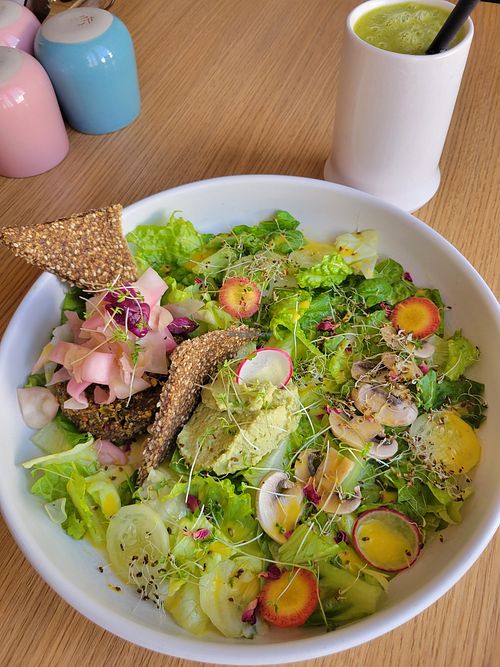 The raw burger and green smoothie at Inward in Tunis