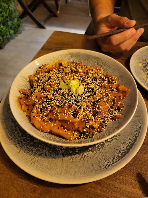 Stir fried noodles in spicy peanut sauce at Meet Vegano in Malaga