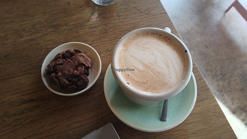 Chocolat chaud + cookie 🍪 très bons ! at MIGNON Café in Paris