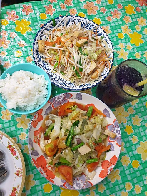 Plain rice, Pad Thai veg with tofu and stir fried veg with tofu, butterfly pea flower juice. at Jeng Noodle Thai Food & Vegetarian Food  in Bangkok