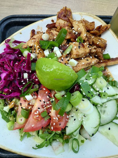 Chicken Teriyaki Bowl with planted chicken at Dean & David - Weliosplatz in Wels