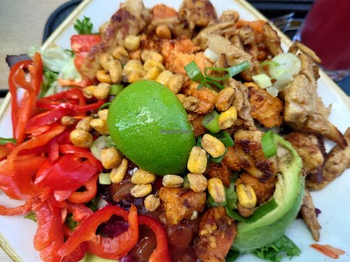 Avocado Chicken Bowl with planted chicken at Dean & David - Weliosplatz in Wels