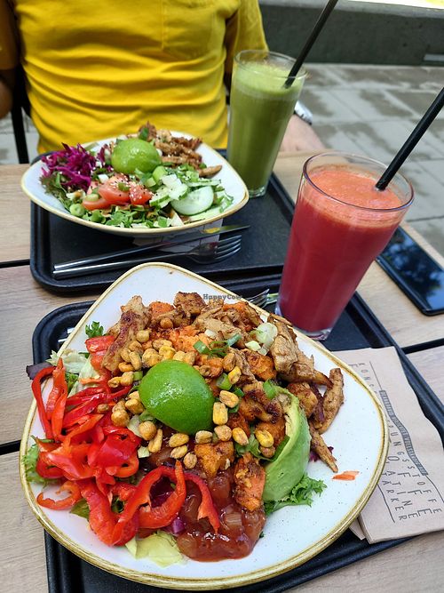 Both with fresh pressed juices (Green Glow and Refresher) at Dean & David - Weliosplatz in Wels