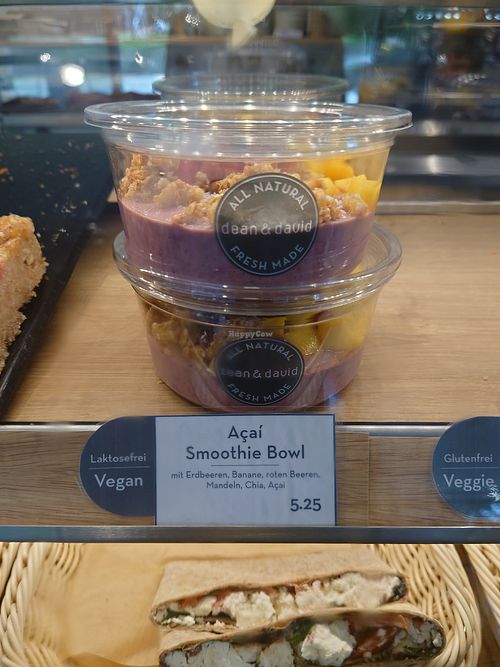 Açaí Smoothie bowl at Dean & David - Weliosplatz in Wels