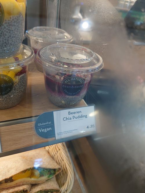 Berries chia pudding at Dean & David - Weliosplatz in Wels