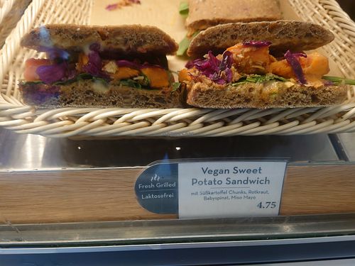 Vegan sweet potato sandwich at Dean & David - Weliosplatz in Wels