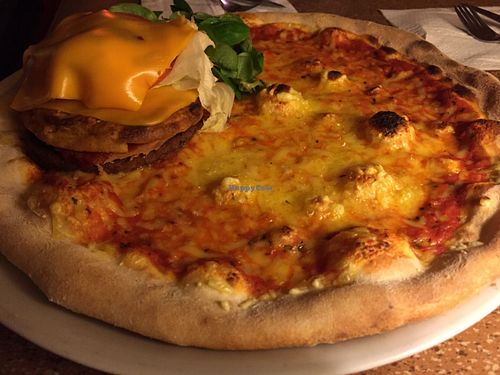 pizza burger at Sfizy Veg in Berlin