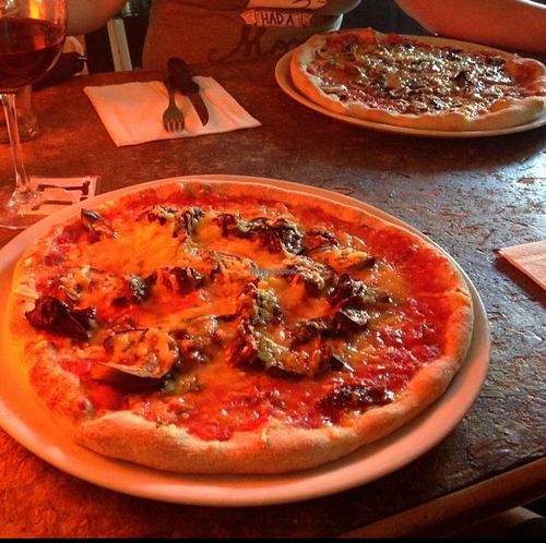 pizza and wine at Sfizy Veg in Berlin