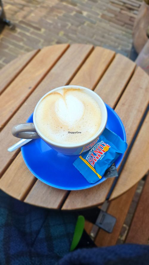 Cappuccino met havermelk at Het Coffy-Huys in Enkhuizen