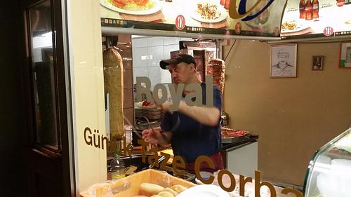 cutting the vegan meat at Royal Kebabhaus in Munich